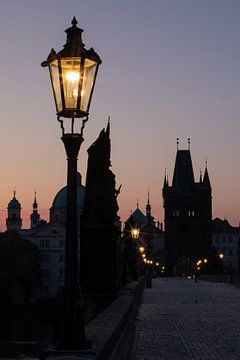 Praag - Op de Karelsbrug bij nacht van t.ART