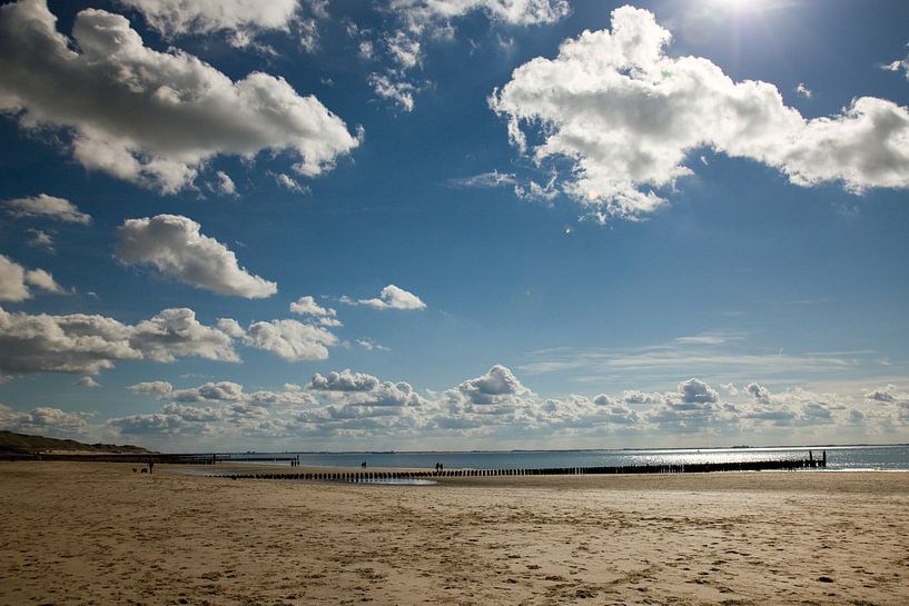 Nuages blancs ciel bleu sur la plage par Simone Meijer