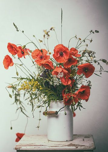 Bouquet de fleurs naturelles avec des fleurs de pavot nostalgiques
