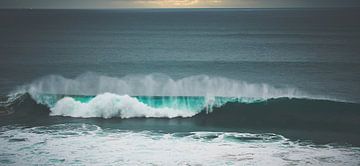 Azurblaue Welle im Licht der untergehenden Sonne von Marloes van Pareren