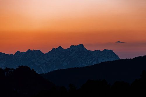 Lumière chaude atmosphérique au coucher du soleil dans les Alpes
