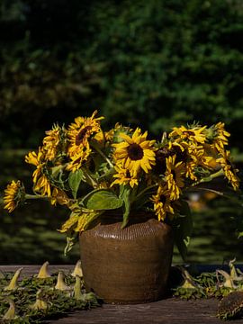 Nazomerse zonnebloemen in vaas van Captured Created by Cathleen