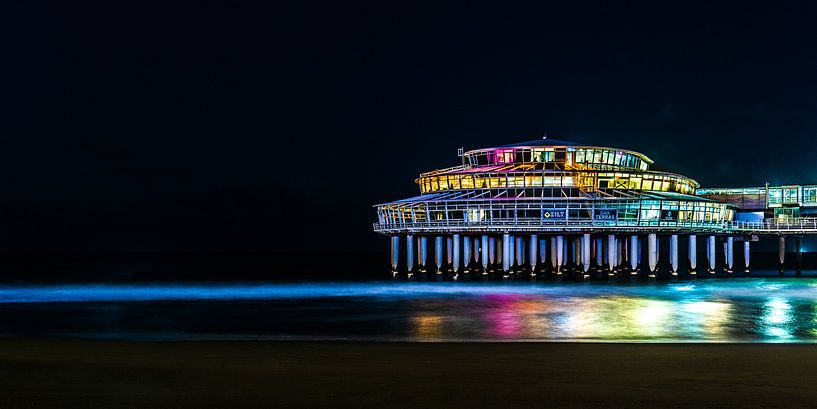 Pier von Scheveningen in einer bunten Abendszene von MICHEL WETTSTEIN