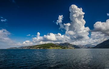 Norwegische Landschaft und schöne Wolken