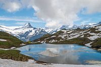 Bachalpmeer omringd door bergen met eeuwige sneeuw