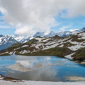 Bachalpmeer omringd door bergen met eeuwige sneeuw van Peter Apers