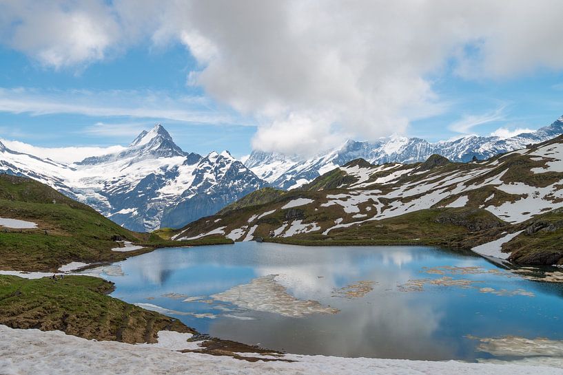 Le lac Bachalp entouré de montagnes aux neiges éternelles par Peter Apers
