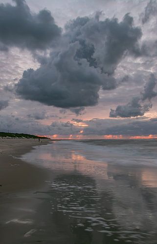 Prachtige wolken boven het strand op Vlieland