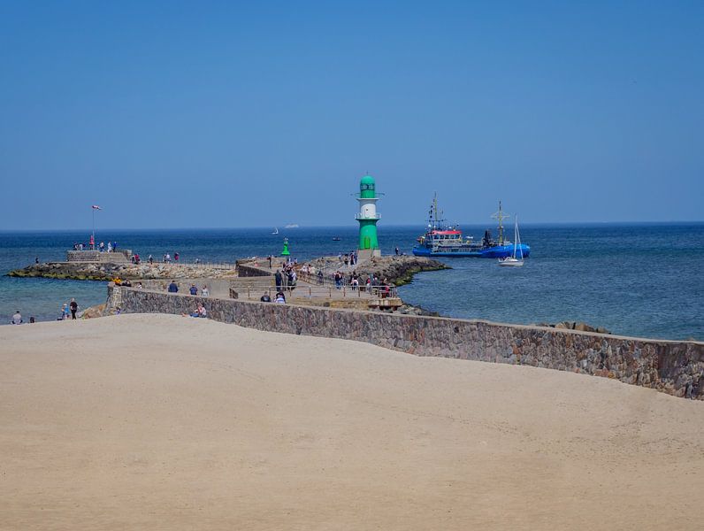 Leuchtturm im Seebad Warnemünde an der Ostsee von Animaflora PicsStock