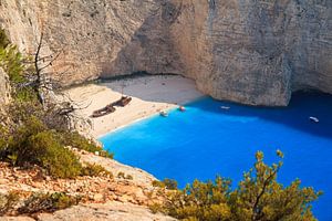 Shipwreck on the beach von Dennis van de Water