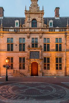 Het stadhuis van Leiden in de avond (0109) van Reezyard