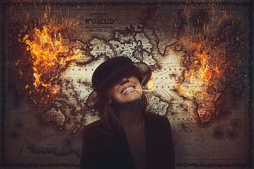 Portret van Lachende Vrouw met Lucifer en Brandende Wereldkaart - Intrigerende Metafoor in Kunst