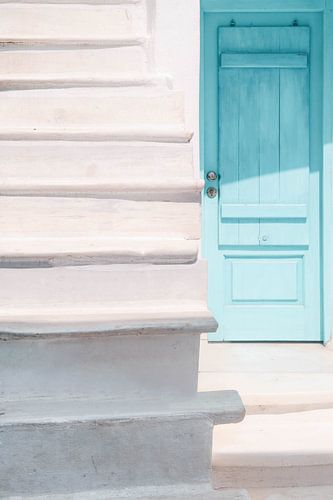 Blauwe deur naast een witte trap | fine art fotoprint