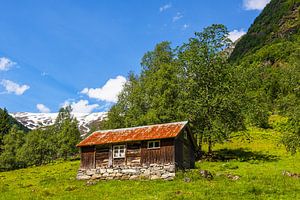 Landschaft mit Holzhütte in Fjærland, Norwegen