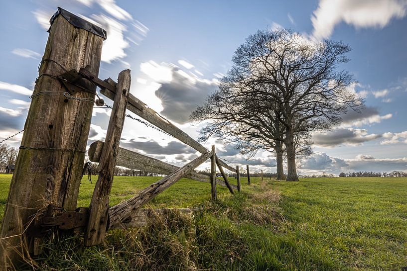 Old fence in Markelo Twente with beautiful sky/clouds. by Frank Slaghuis