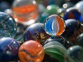 Knikkers, marbles close-up, des billes, murmeln van Evelien Brouwer thumbnail
