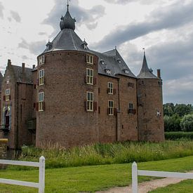 Le château d'Ammersoyen dans le Bommelerwaard le château principal sur Hans Blommestijn