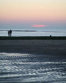 Zonsondergang op het strand in Callantsoog von Rana Dams