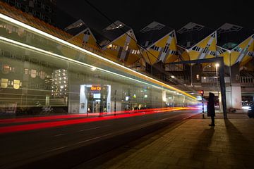 Rotterdam bij nacht (Blaak - kubuswoningen) van Chihong