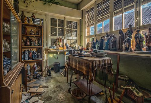 beelden in verlaten huis