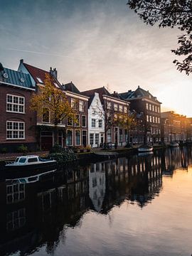 De oude Rijn in avondlicht van Teun de Leede