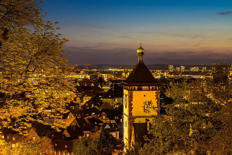 Porte de la ville souabe de Fribourg-en-Brisgau de nuit par adventure-photos