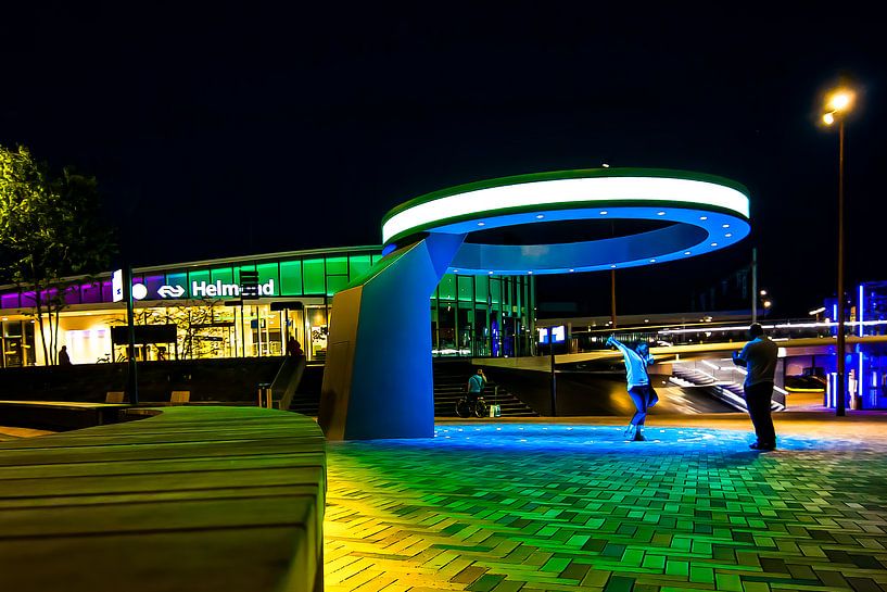 La gare de Helmond en plusieurs couleurs. par Huub de Bresser