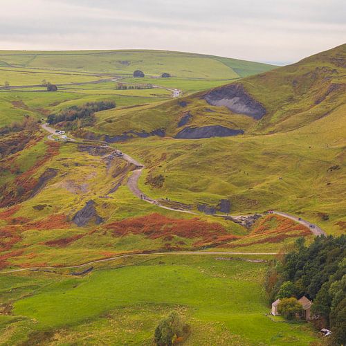 Kronkelweg langs heuvel Mam Tor