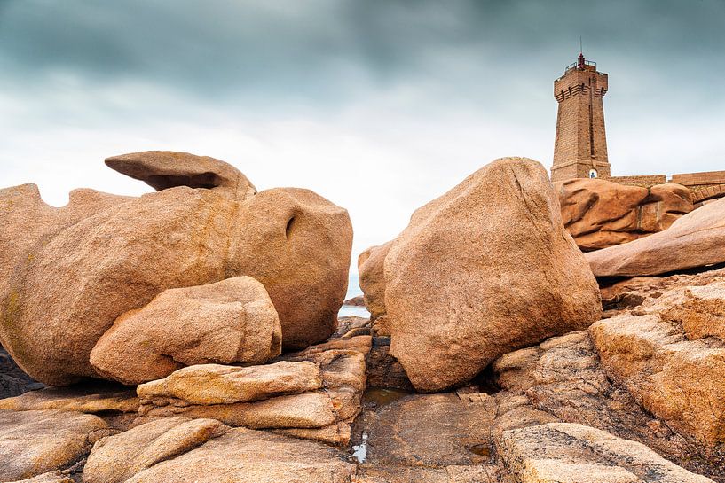 Vuurtoren de Mean Ruz bij Ploumanach in Bretagne, Frankrijk van Evert Jan Luchies