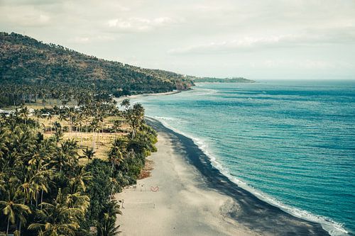 Tropisch strand en blauwe zee op Lombok, Indonesië