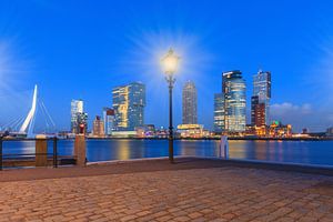 schemering valt over de moderne architectuur op de Rotterdamse Kop van Zuid