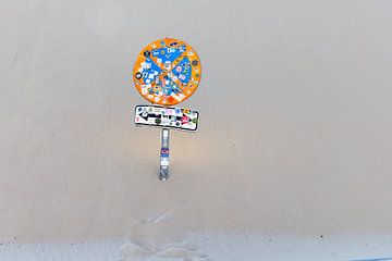 Een weg met een stopbord, geplakt op de Duna de Valdevaqueros, Tarifa, Andalusië, Spanje van Fotos by Jan Wehnert