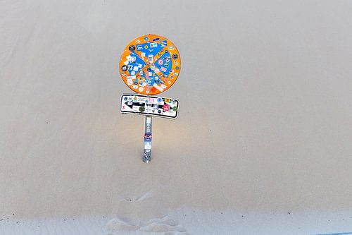 Een weg met een stopbord, geplakt op de Duna de Valdevaqueros, Tarifa, Andalusië, Spanje