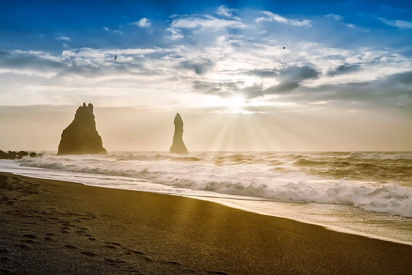 Reynisdrangar-Spitzen vor dem Reynisfjara Strand von Melanie Viola