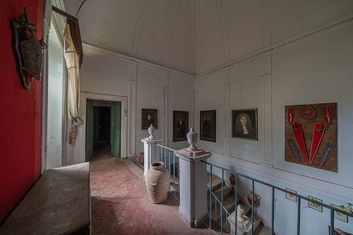 Middeleeuwse hal in een verlaten villa - Urbex