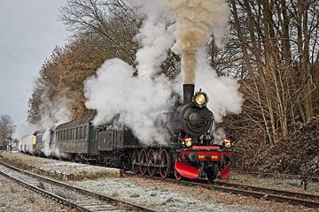La locomotive à vapeur ZLSM 1040 part de la gare de Wijlre. sur Rob Boon