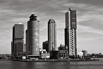 Skyline van de haven van Rotterdam in Nederland