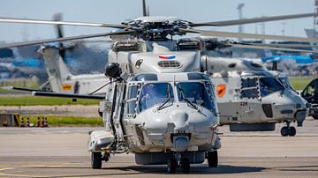 Nederlandse NH-90 helikopter op Schiphol-Oost. van Jaap van den Berg