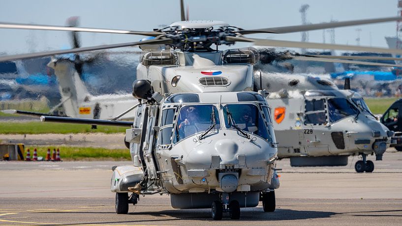 Niederländischer NH-90-Hubschrauber in Schiphol-Ost. von Jaap van den Berg