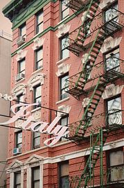 Bâtiment en Brique à New York - Quartier de Little Ital sur Carolina Reina Photography