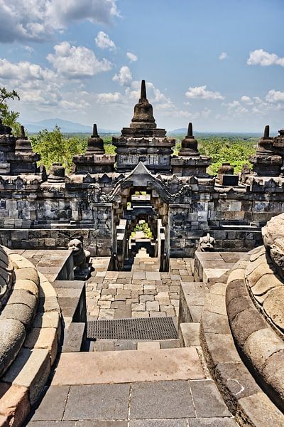 Silence and harmony on the Buddhist terraces by Frank Photos