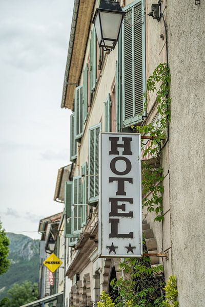 Hotelschild in der Provence von Bas Fransen