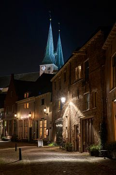 Middeleeuws straatje in Deventer van Cor de Hamer