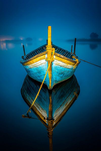 Schaukelndes Boot im Nebel von Poster Art Shop