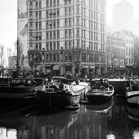 Een zwartwit portret van Het Witte Huis in Rotterdam van Sanne Dost