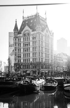 A black and white portrait of The White House in Rotterdam