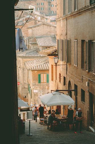 Italiaans straatbeeld aflopend steegje in zacht avondlicht | fine art fotoprint