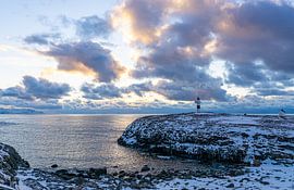 Sonnenuntergang mit dem Leuchtturm der Lofoten von Mischa Corsius