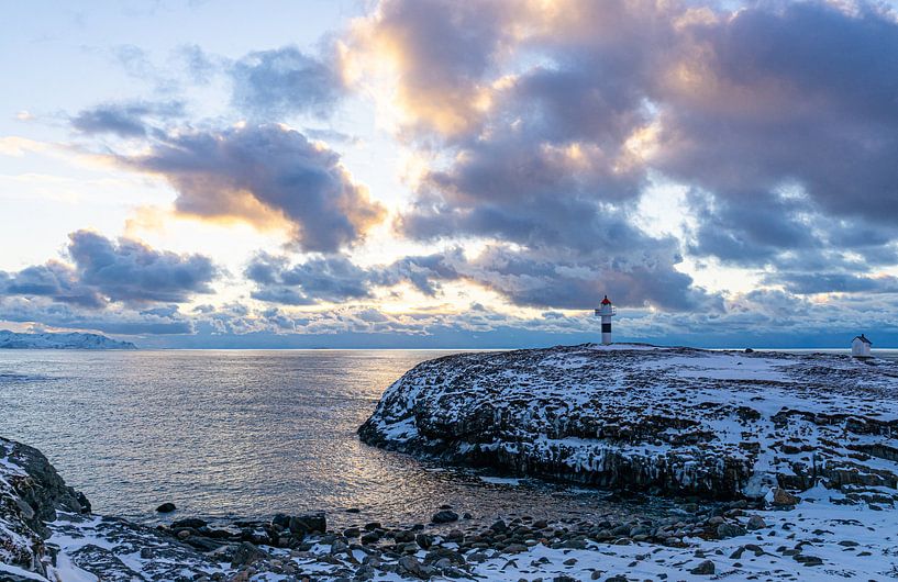 Coucher de soleil avec le phare des Lofoten par Mischa Corsius