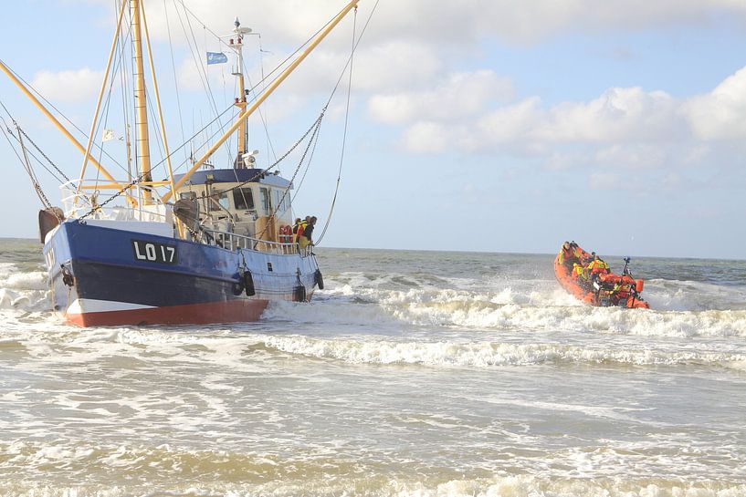 Ameland/Boot am Strand von Rinnie Wijnstra